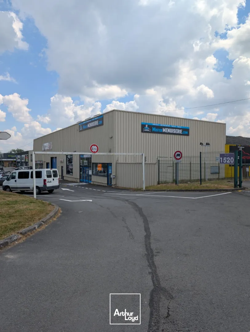 Location local commercial avec parking surface 189 m2 Trith-Saint-Léger