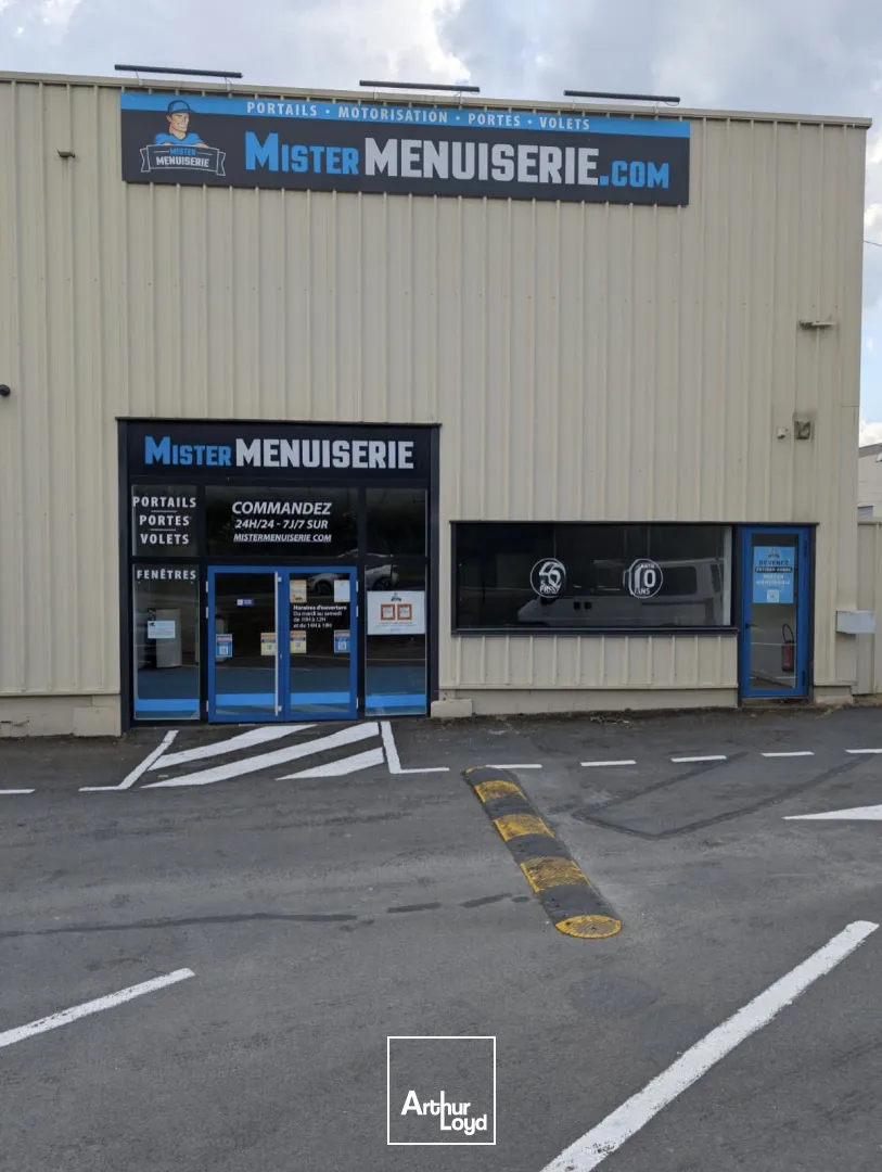 Location local commercial avec parking surface 189 m2 Trith-Saint-Léger