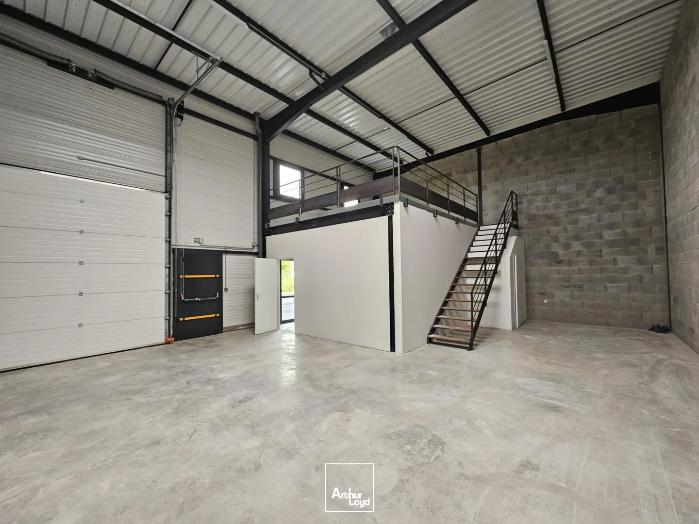 Locaux d'activité & Entrepôts - Location - RIORGES - 42153 - 138-138 - 7621955