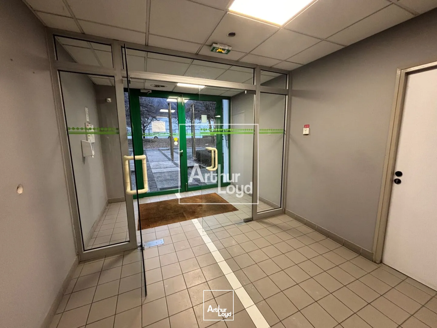 Locaux d'activité & Entrepôts - Location - MEYLAN - 38240 - 113.9-430.8 - 7636244