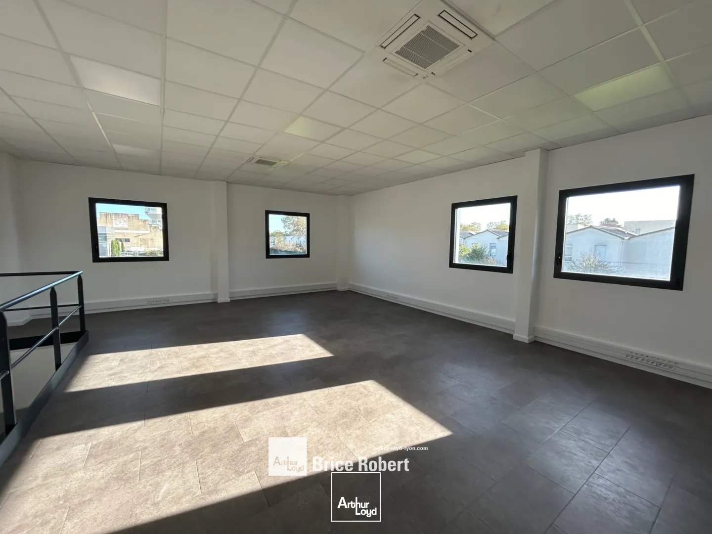 Locaux d'activité & Entrepôts - Location - SAINT PRIEST - 69800 - 340-340 - 7675140