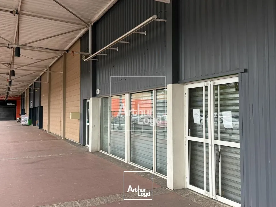 Locaux commerciaux - Location - SAVIGNY-LE-TEMPLE - 77176 - 898-898 - 7728246