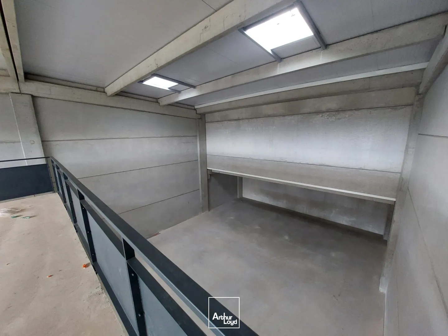 Locaux d'activité & Entrepôts - Location - CUERS - 83390 - 281-562 - 7728782