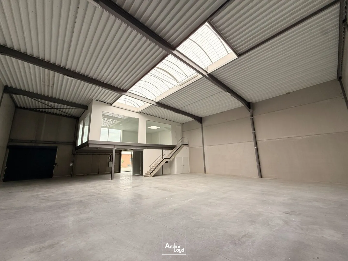 Locaux d'activité & Entrepôts - Location - LE MESNIL AMELOT - 77990 - 536-5547 - 7735499