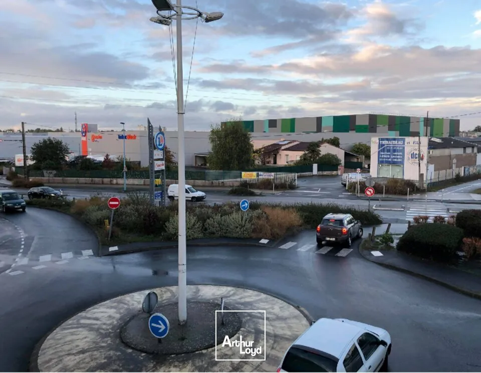 Locaux commerciaux - Location - LA ROCHE SUR YON - 85000 - 365-365 - 7736296