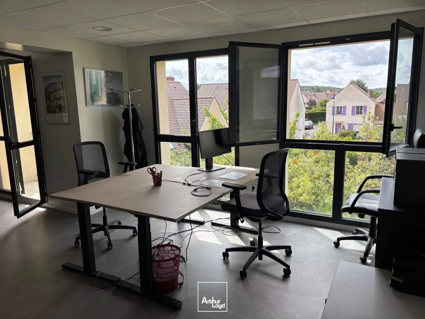 Bureaux - Location - LA CHAPELLE EN SERVAL - 60520 - 89-89 - 7765680