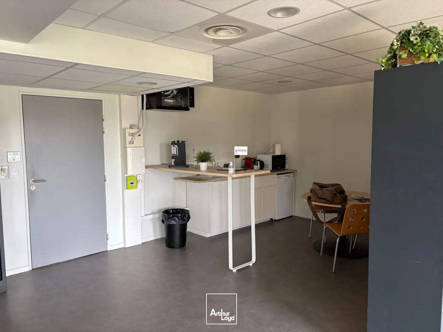 Bureaux - Location - LA CHAPELLE EN SERVAL - 60520 - 89-89 - 7765684