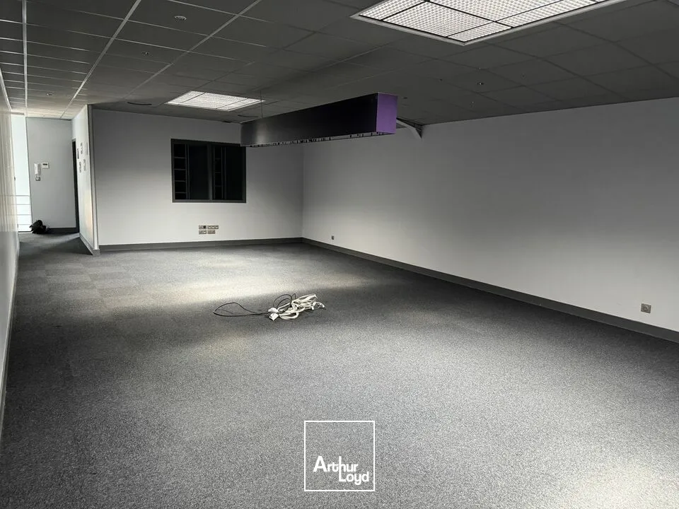 Locaux d'activité & Entrepôts - Location - SAINT-CYR-SUR-LOIRE - 37540 - 600-600 - 7788137