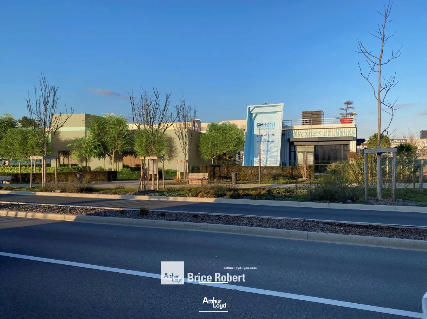Locaux commerciaux - Location - SAINT BONNET DE MURE - 69720 - 296-707 - 7808726