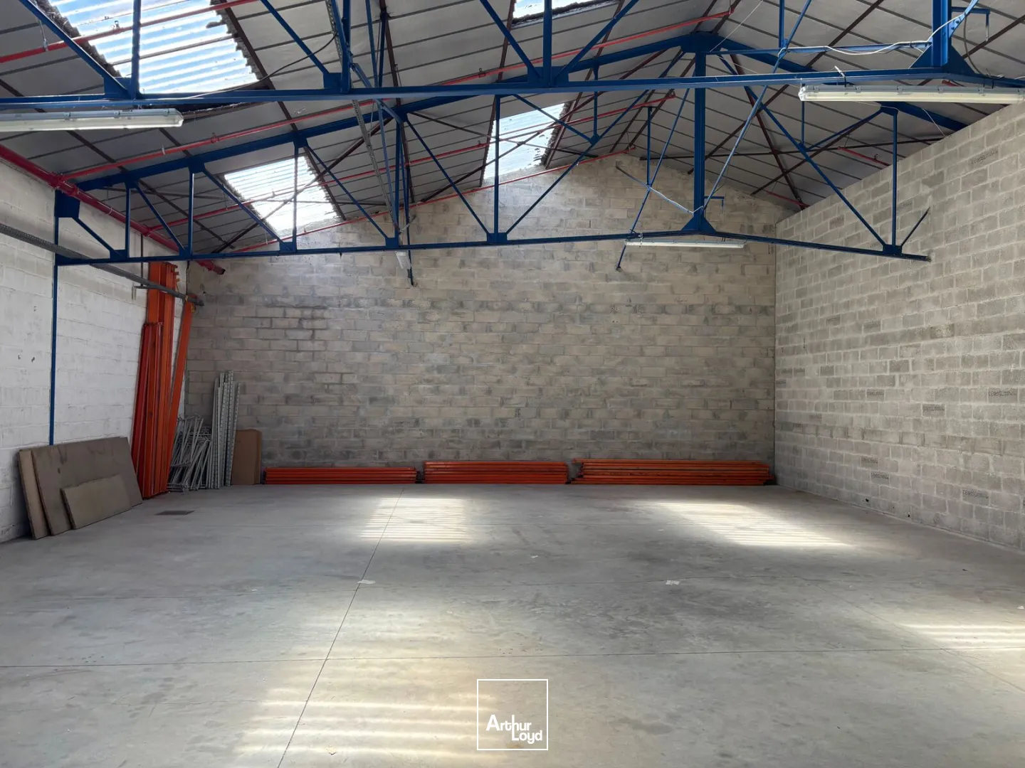 Locaux d'activité & Entrepôts - Location - LA CHAPELLE EN SERVAL - 60520 - 1073-1073 - 7809225