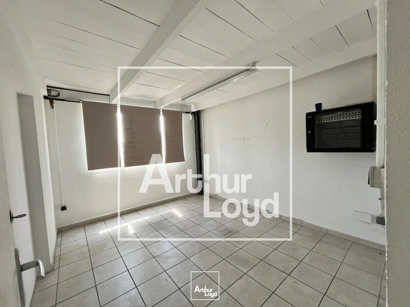 Locaux d'activité & Entrepôts - Location - SAINT GILLES - 30800 - 380-380 - 7818211