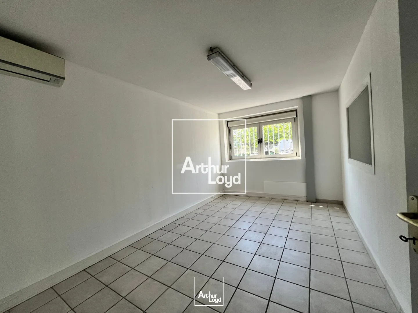 Locaux d'activité & Entrepôts - Location - GALLARGUES LE MONTUEUX - 30660 - 430-430 - 7819087