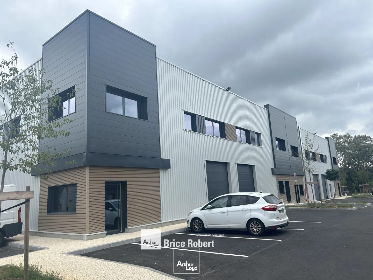 Locaux d'activité & Entrepôts - Location - LA TOUR DE SALVAGNY - 69890 - 242.87-584.98 - 7834659