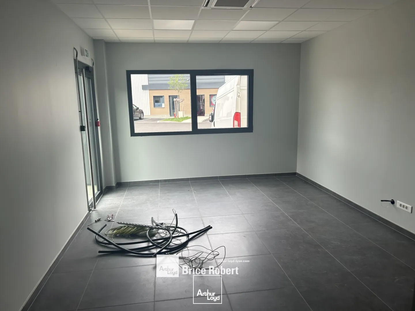 Locaux d'activité & Entrepôts - Location - LA TOUR DE SALVAGNY - 69890 - 242.87-584.98 - 7834662