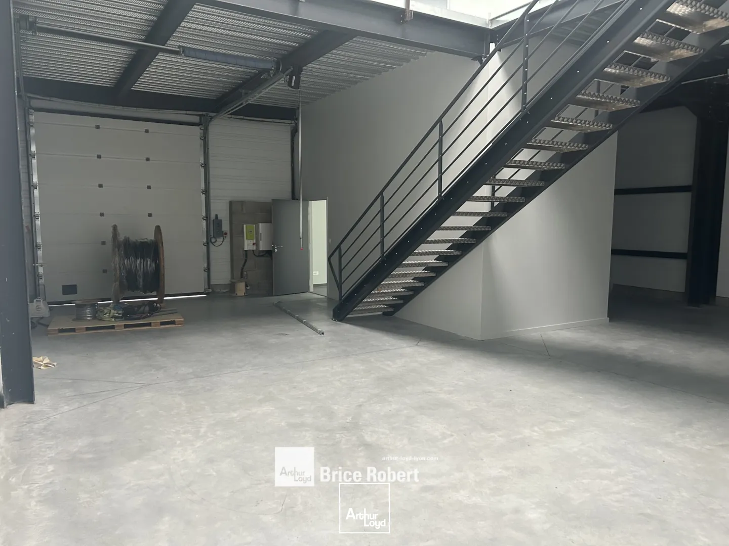Locaux d'activité & Entrepôts - Location - LA TOUR DE SALVAGNY - 69890 - 242.87-584.98 - 7834663