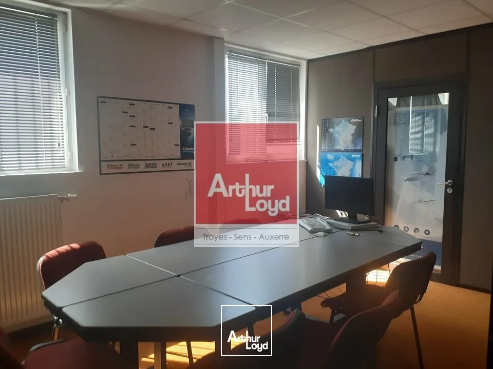 Locaux d'activité & Entrepôts - Location - LA CHAPELLE-SAINT-LUC - 10600 - 879-6704 - 7838030
