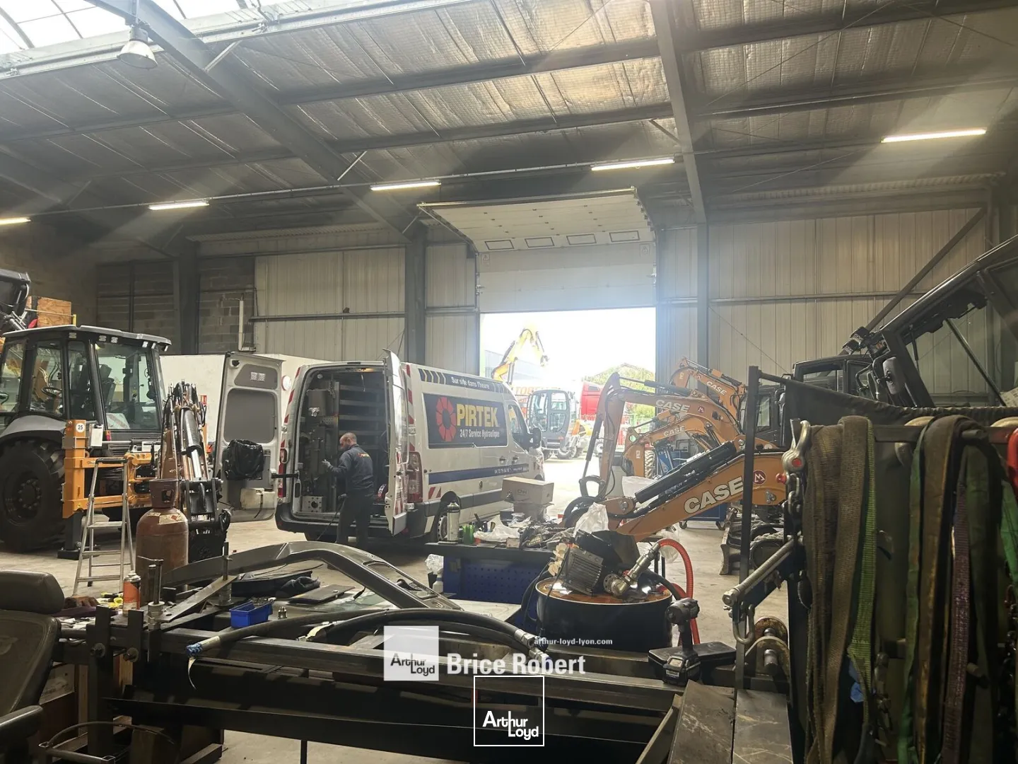 Locaux d'activité & Entrepôts - Location - SAINT BONNET DE MURE - 69720 - 518-518 - 7895925