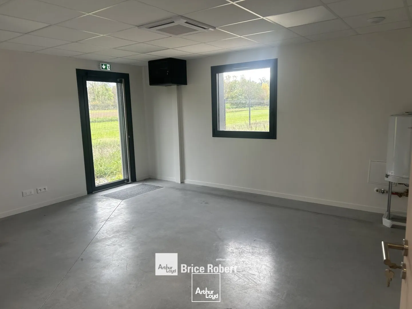 Locaux d'activité & Entrepôts - Vente - GRANIEU - 38490 - 686-686 - 7895932