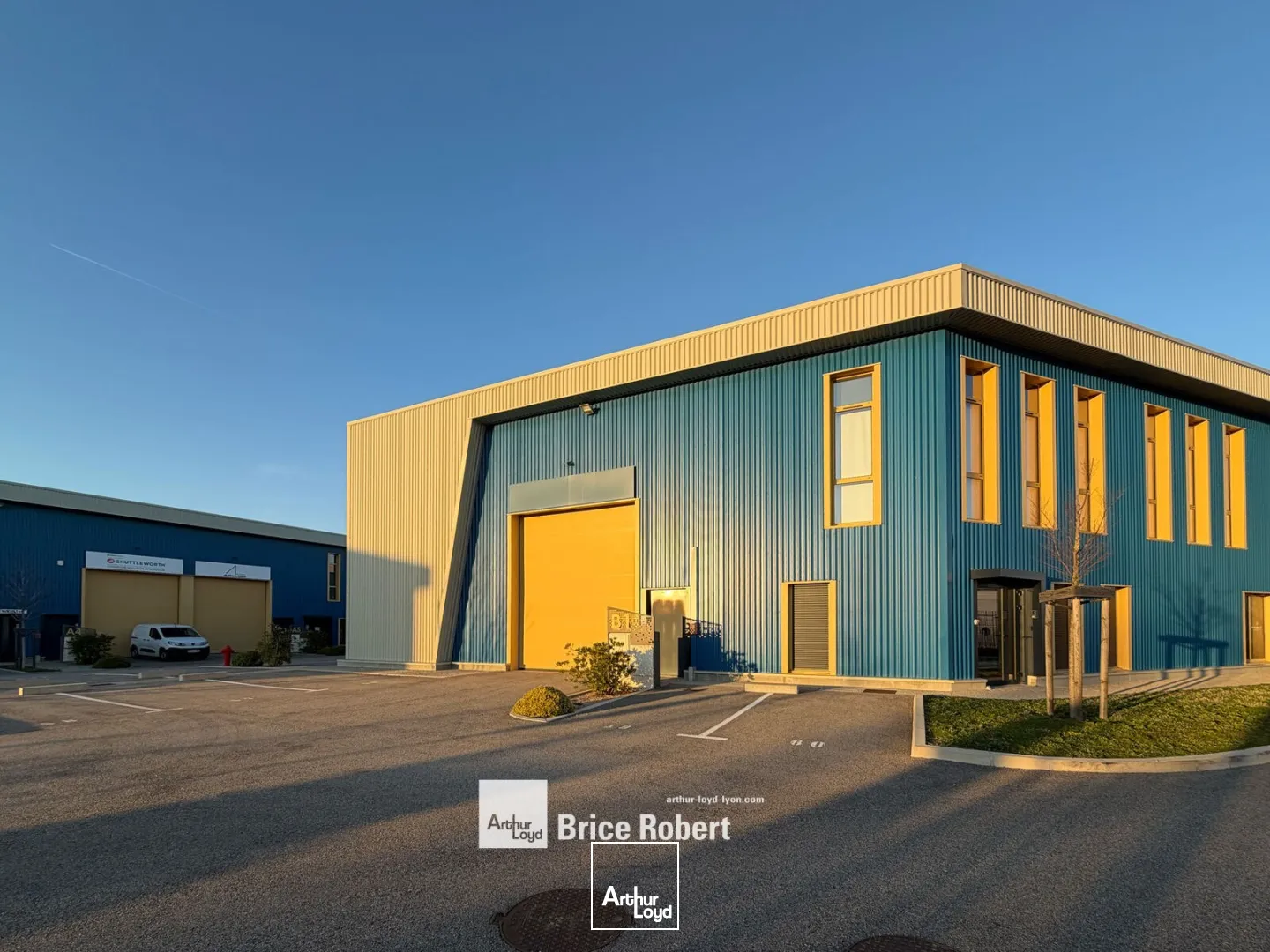 Local commercial 407 m² · à Saint Bonnet de Mure · 407 m² · 700 000 €