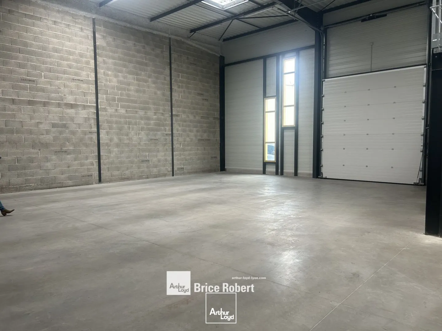 Locaux d'activité & Entrepôts - Location - SAINT BONNET DE MURE - 69720 - 218-967 - 7897689