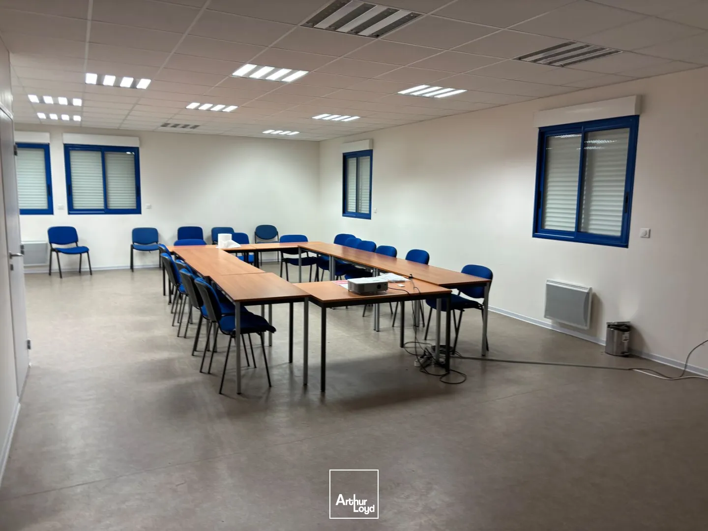 Locaux d'activité & Entrepôts - Location - VERNEUIL EN HALATTE - 60550 - 220-812 - 7909321