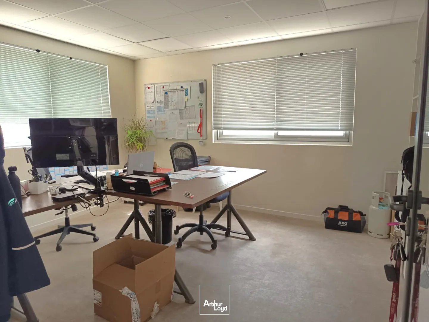 Locaux commerciaux - Location - LE BEAUSSET - 83330 - 471.8-471.8 - 7911318