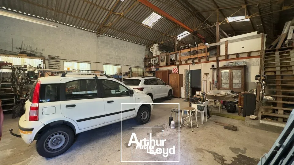 Locaux d'activité & Entrepôts - Vente - SAINT-PANTALÉON-DE-LARCHE - 19600 - 250-250 - 7920966