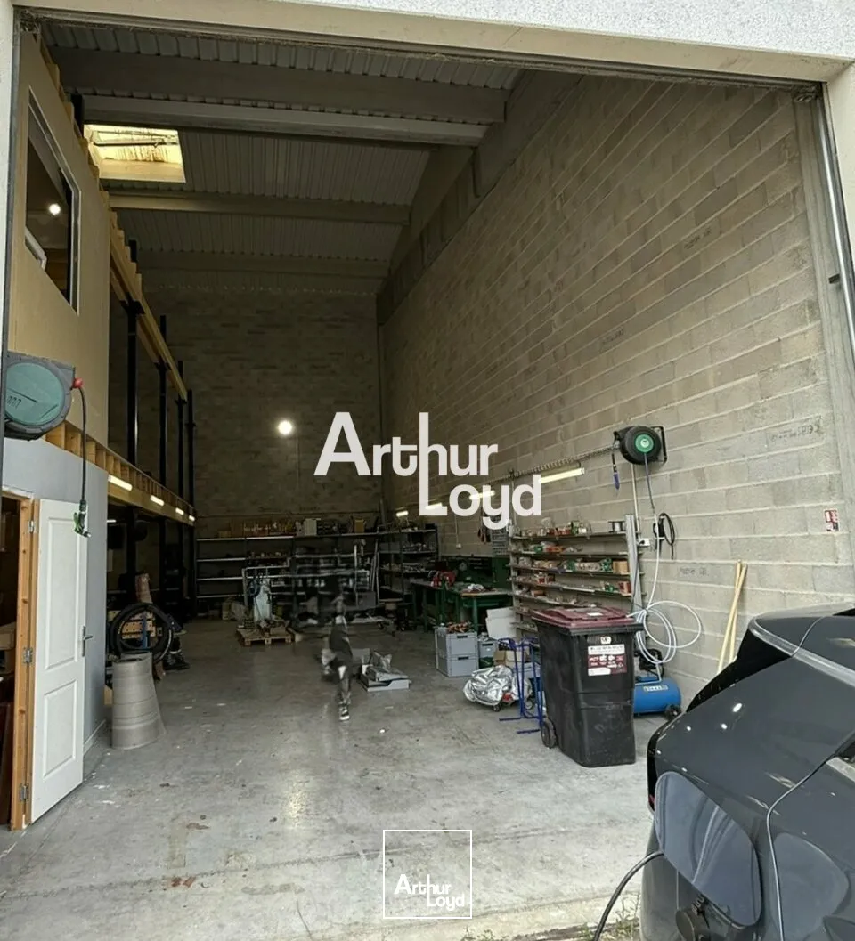 Locaux d'activité & Entrepôts - Location - MONTAUROUX - 83440 - 332-332 - 7957010