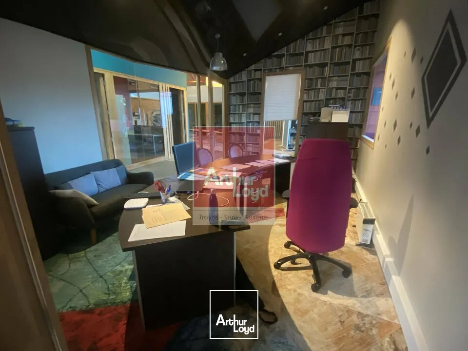 Locaux d'activité & Entrepôts - Vente - LA CHAPELLE-SAINT-LUC - 10600 - 400-950 - 8077208