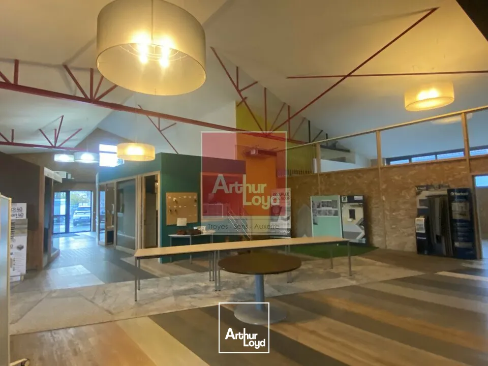 Locaux d'activité & Entrepôts - Vente - LA CHAPELLE-SAINT-LUC - 10600 - 400-950 - 8077210