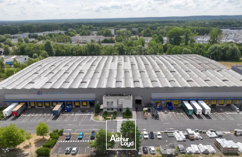 Location au Nord Est de Paris, plateforme logistique rénovée