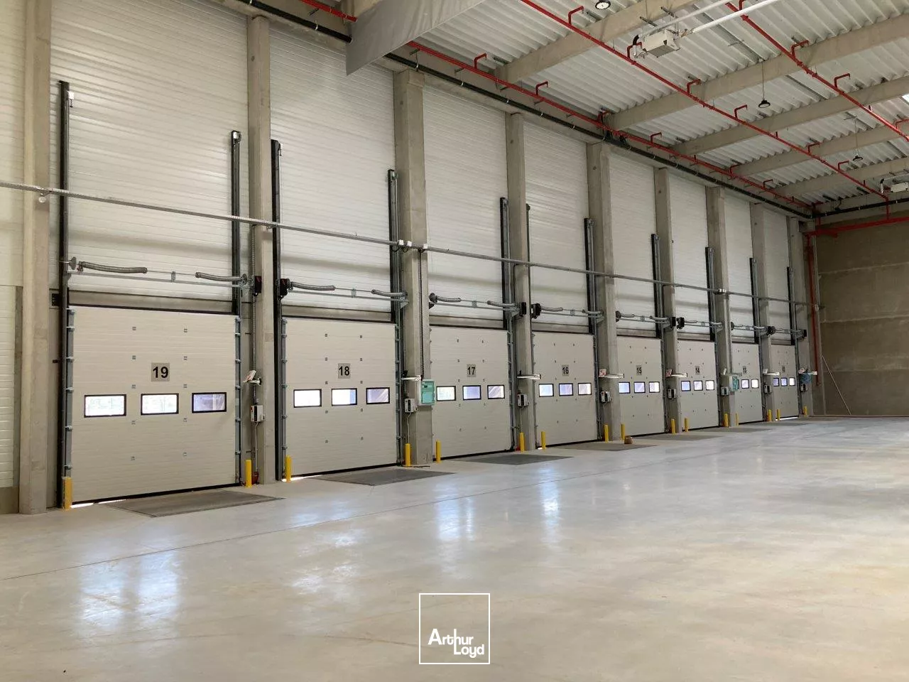 Cellule logistique à louer, idéalement placée sur un axe passant