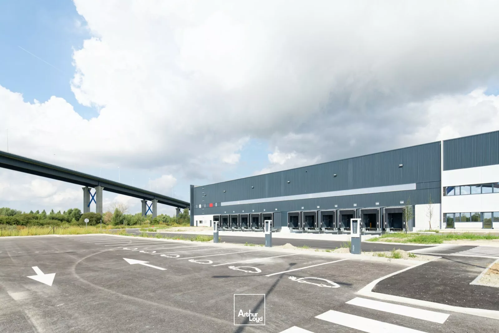 Neuf et XXL sur le Port d'Oudalle