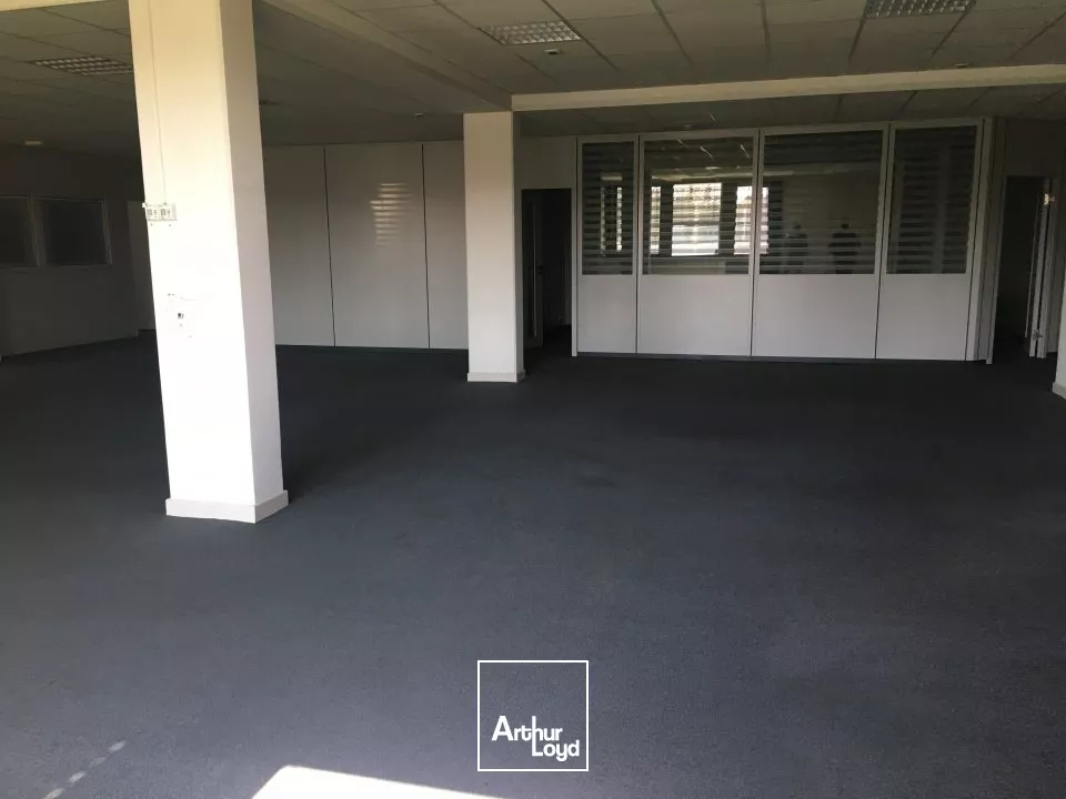 BUREAUX à LOUER de 1417.42 m²