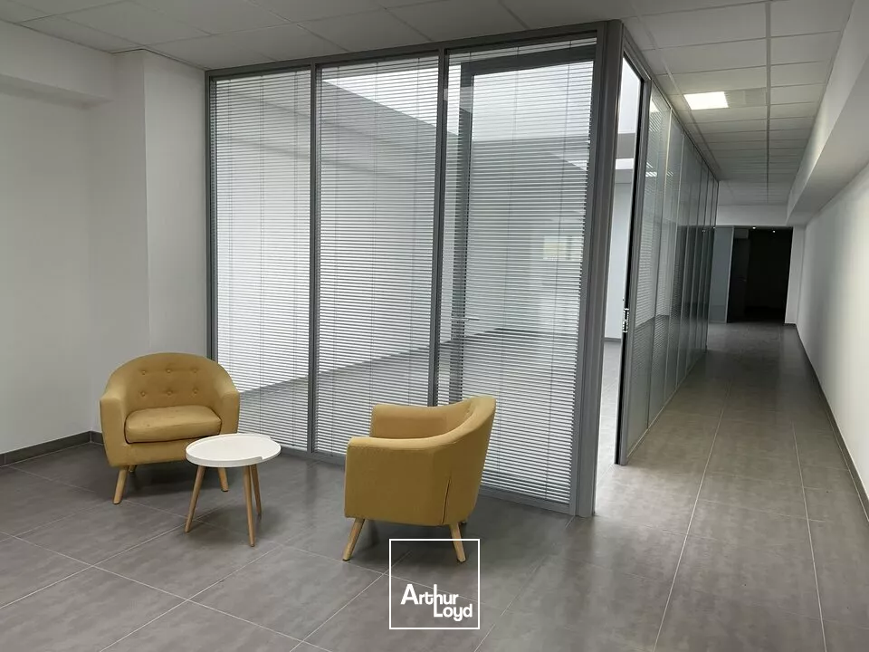 BUREAUX à LOUER de 660.89 m²