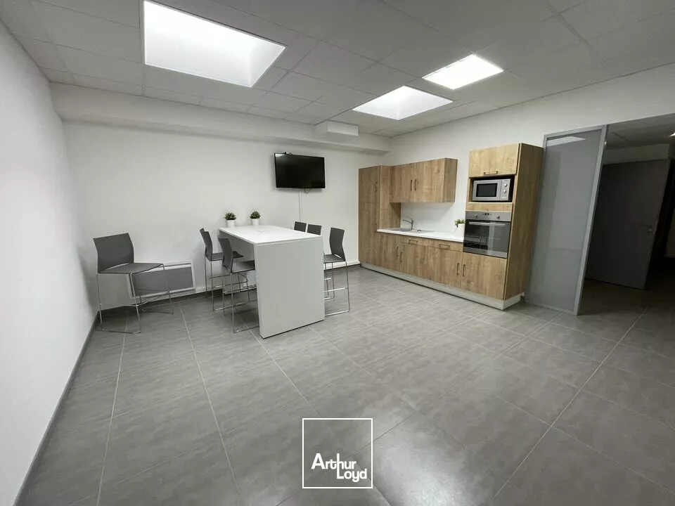 BUREAUX à LOUER de 660.89 m²