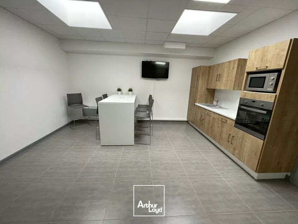 BUREAUX à LOUER de 660.89 m²