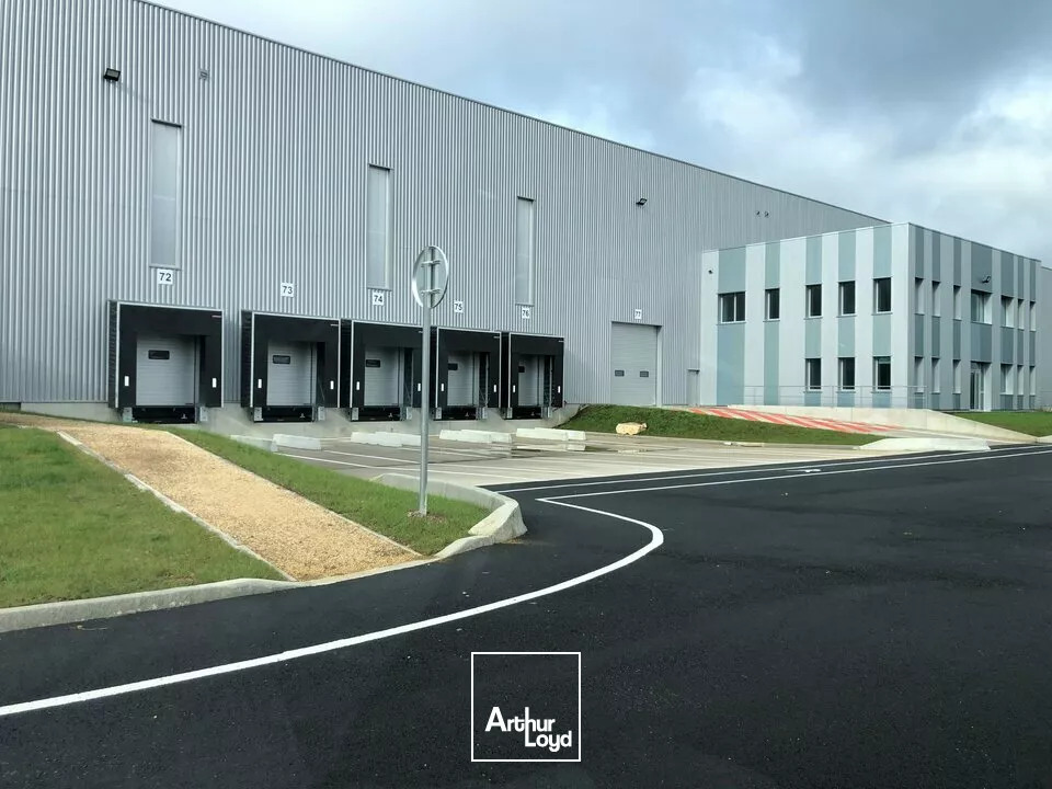 LOCAL D'ACTIVITE - ENTREPOT à LOUER de 3892 m²