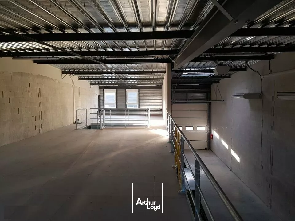 LOCAL D'ACTIVITE - ENTREPOT à LOUER de 267 m²