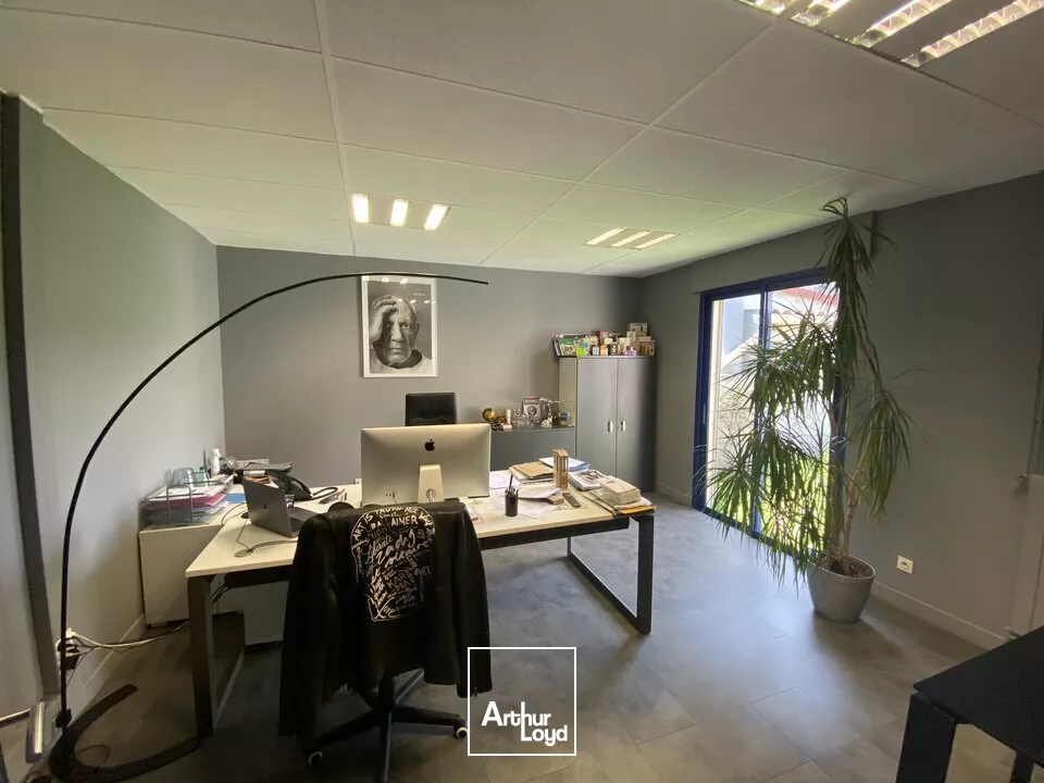 SAINT-PERAY, à louer bâtiment de bureaux - Stockage - Calme - Prestations - Terrain - Parking privatif