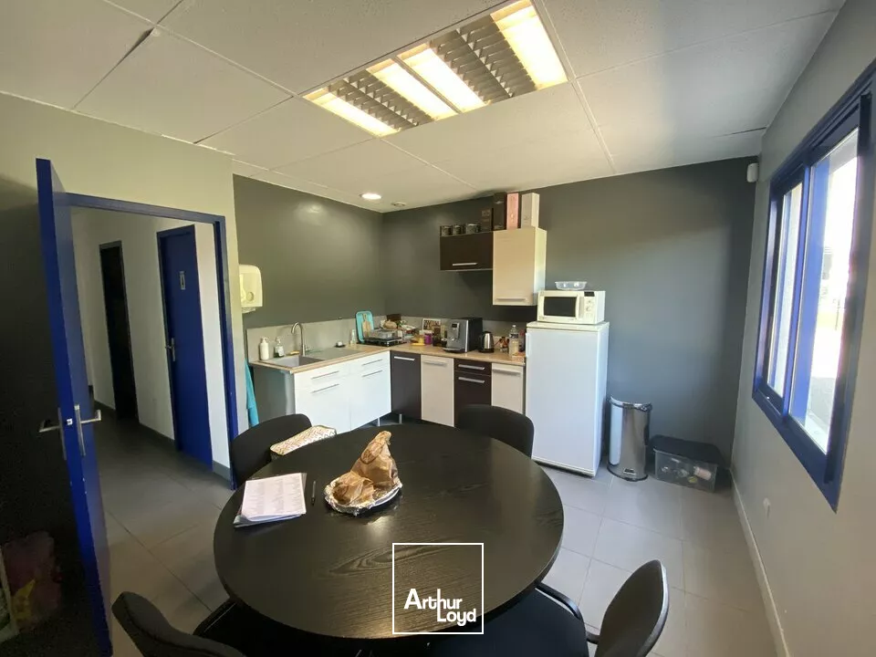 SAINT-PERAY, à louer bâtiment de bureaux - Stockage - Calme - Prestations - Terrain - Parking privatif