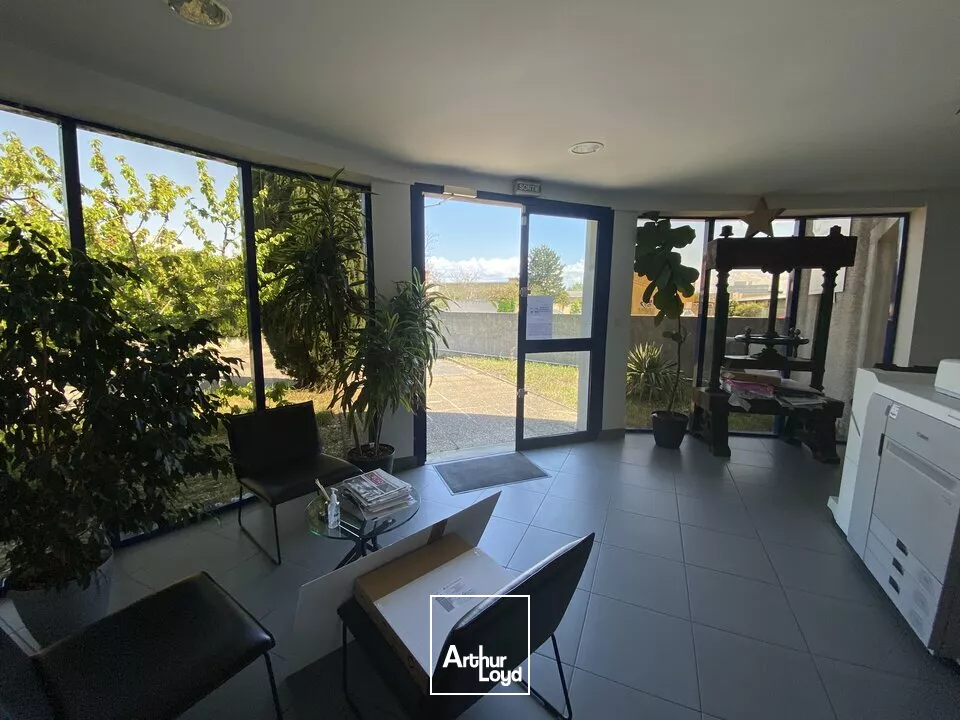 SAINT-PERAY, à louer bâtiment de bureaux - Stockage - Calme - Prestations - Terrain - Parking privatif