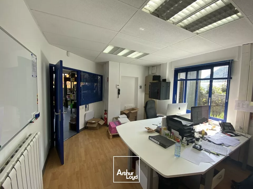 SAINT-PERAY, à louer bâtiment de bureaux - Stockage - Calme - Prestations - Terrain - Parking privatif