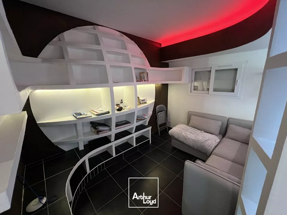 VALENCE Sud, ZA de Clairac , à louer immeuble de bureaux récent - 2 niveaux - Grand parking - Terrain paysagé