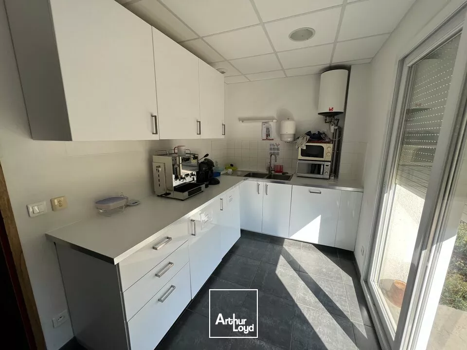 VALENCE Sud, ZA de Clairac , à louer immeuble de bureaux récent - 2 niveaux - Grand parking - Terrain paysagé