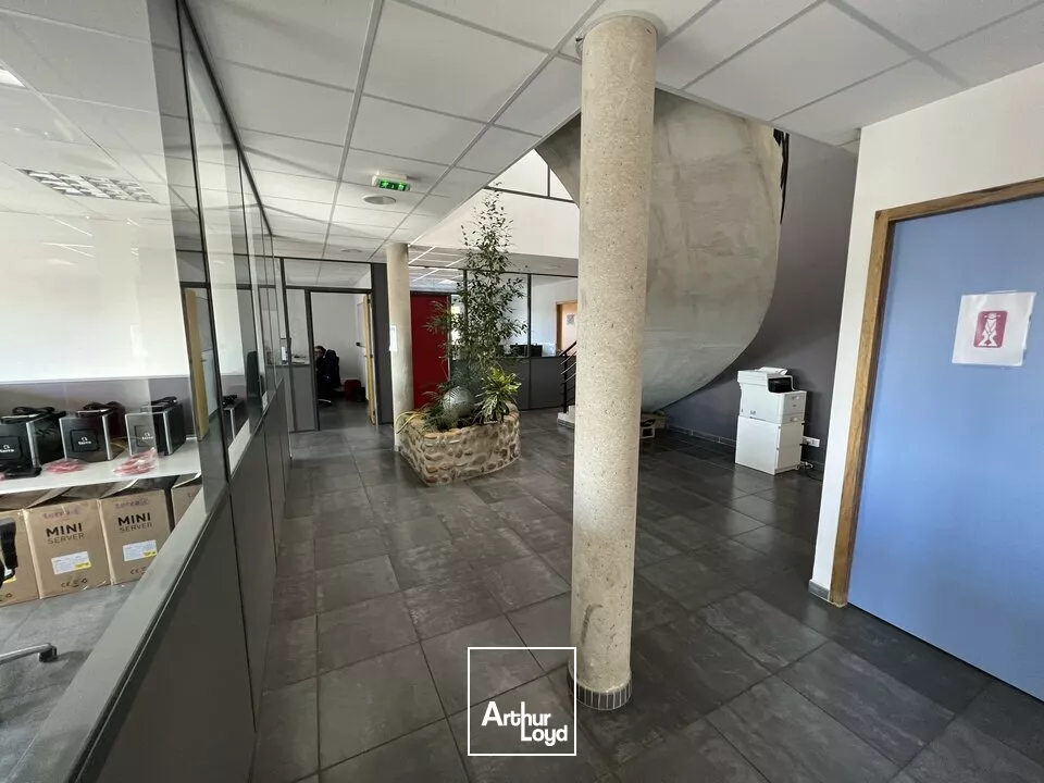 VALENCE Sud, ZA de Clairac , à louer immeuble de bureaux récent - 2 niveaux - Grand parking - Terrain paysagé