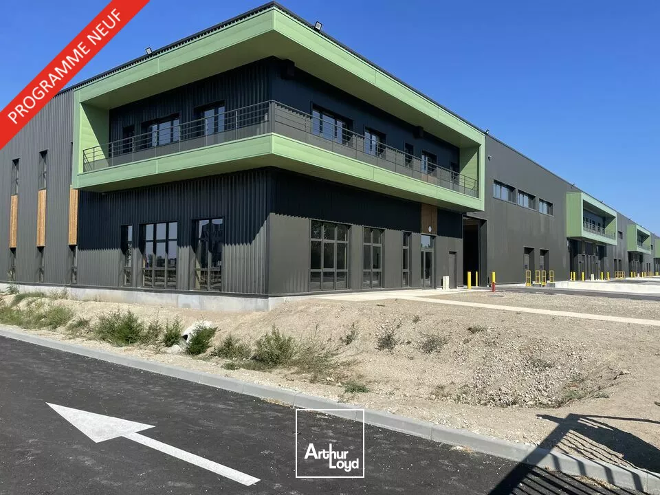 À louer - Cellule d'activité de 1 408 m² avec bureaux, quai et aire de manuvre - Parc neuf certifié à Graveson