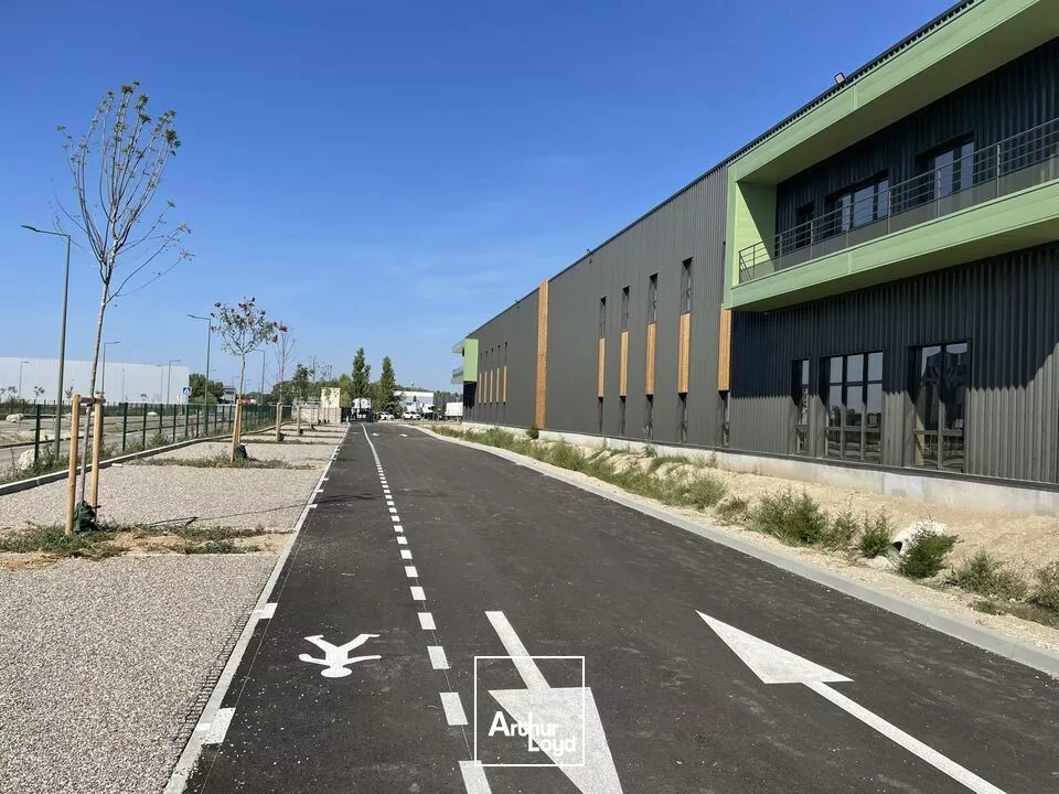 À louer - Cellule d'activité de 1 408 m² avec bureaux, quai et aire de manuvre - Parc neuf certifié à Graveson
