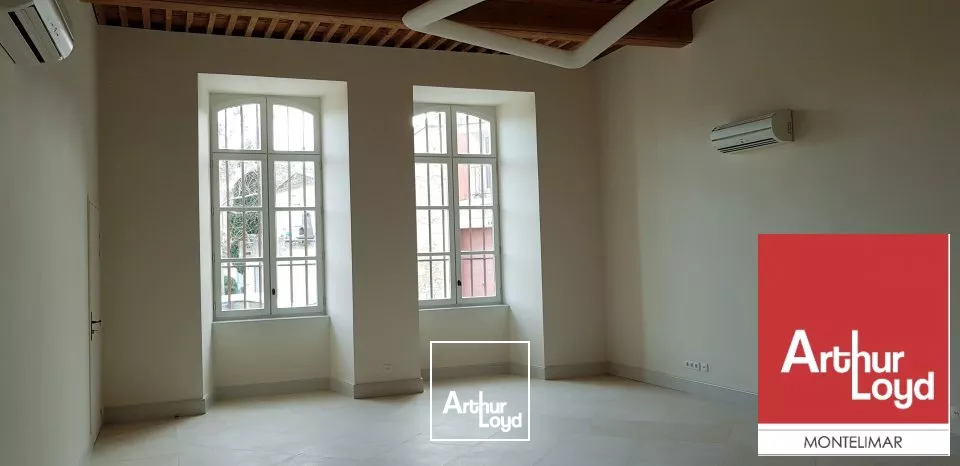A LOUER - BOLLENE (84) - BUREAUX DE STANDING D'ENVIRON 84 m2 DANS UNE HÔTEL PARTICULIER
