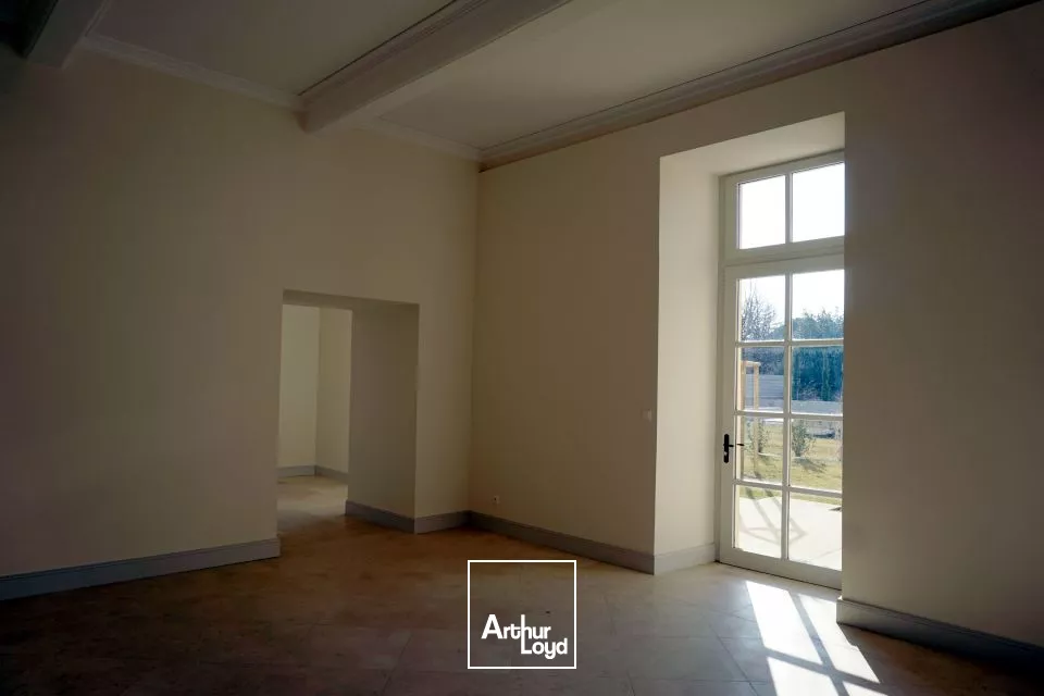A LOUER - BOLLENE (84) - BUREAUX DE STANDING D'ENVIRON 84 m2 DANS UNE HÔTEL PARTICULIER